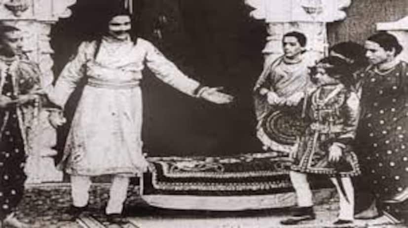भारतीय सिनेमाची सुरुवात 1913 मध्ये रिलीज झालेल्या 'राजा हरिश्चंद्र' या चित्रपटापासून झाली. 'राजा हरिश्चंद्र' या चित्रपटाने देशात चलतचित्रांच्या युगाची पायाभरणी केली. पुढील जवळपास तीन दशके भारतीय चित्रपट केवळ कृष्णधवल फ्रेम्सपुरते मर्यादित राहिले.  भारतीय सिनेमाची सुरुवात 1913 मध्ये रिलीज झालेल्या 'राजा हरिश्चंद्र' या चित्रपटापासून झाली. 'राजा हरिश्चंद्र' या चित्रपटाने देशात चलतचित्रांच्या युगाची पायाभरणी केली. पुढील जवळपास तीन दशके भारतीय चित्रपट केवळ कृष्णधवल फ्रेम्सपुरते मर्यादित राहिले.