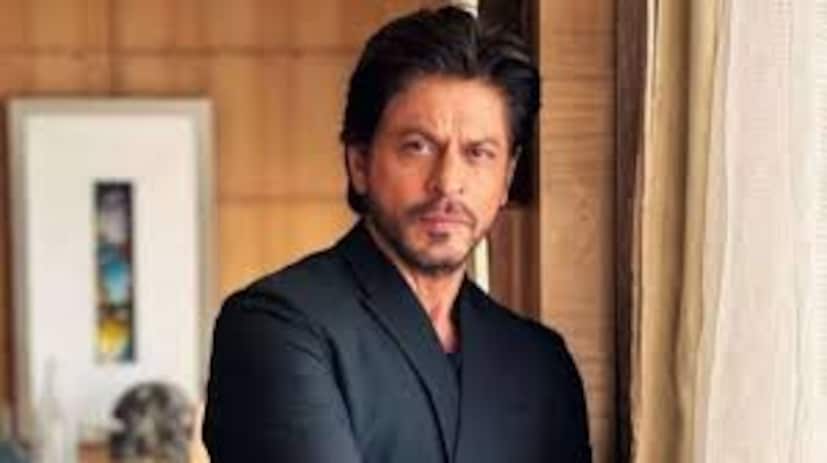 बॉलिवूडचा बादशाह शाहरुख खान सध्या चर्चेत आहे. शाहरुखने #ASKsrk च्या माध्यमातून आपल्या लाडक्या चाहत्यांसोबत संवाद साधला असून त्यांच्या प्रश्नांचीदेखील त्याने उत्तर दिली आहेत.  बॉलिवूडचा बादशाह शाहरुख खान सध्या चर्चेत आहे. शाहरुखने #ASKsrk च्या माध्यमातून आपल्या लाडक्या चाहत्यांसोबत संवाद साधला असून त्यांच्या प्रश्नांचीदेखील त्याने उत्तर दिली आहेत.