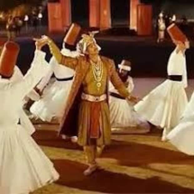  ए.आर रहमान जेव्हा अजमेर शरीफच्या यात्रेवर गेले होते, तेव्हा त्यांनी हे गाणं ख्वाजा मोइनुद्दीन चिश्ती यांच्या पवित्र सूफी दरगाहवर लिहिलं होतं.