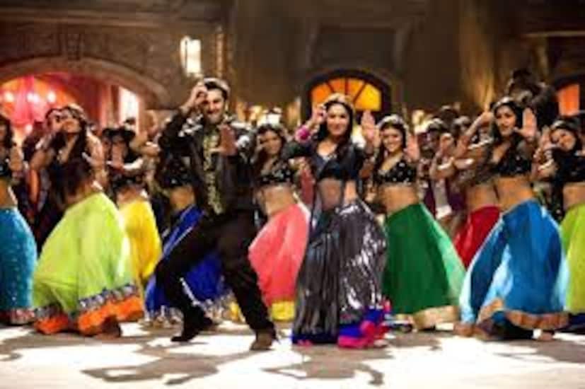  ‘घाघरा’ हे गाणं युट्यूबवर कोट्यवधी वेळा पाहिलं गेलं आहे. आजही हे गाणं पार्टी आणि डान्स प्लेलिस्टमध्ये लोकांची पहिली पसंती आहे. हे गाणं 2013 मध्ये प्रदर्शित झालेल्या ‘ये जवानी है दीवानी’ या चित्रपटाचा भाग होतं. चित्रपटाबरोबरच हे गाणंही रिलीज होताच सुपरहिट ठरलं. माधुरीचा पुनरागमन आणि रणबीरची एनर्जी यांनी या गाण्याला खास बनवलं. या गाण्याला यूट्यूबवर 100 मिलियनहून अधिक व्ह्यूज मिळाले आहेत आणि हे सोशल मीडियावर सतत ट्रेंड करत राहतं. त्याचे डान्स स्टेप्स अनेक रिअॅलिटी शोमध्ये पुन्हा सादर करण्यात आले.