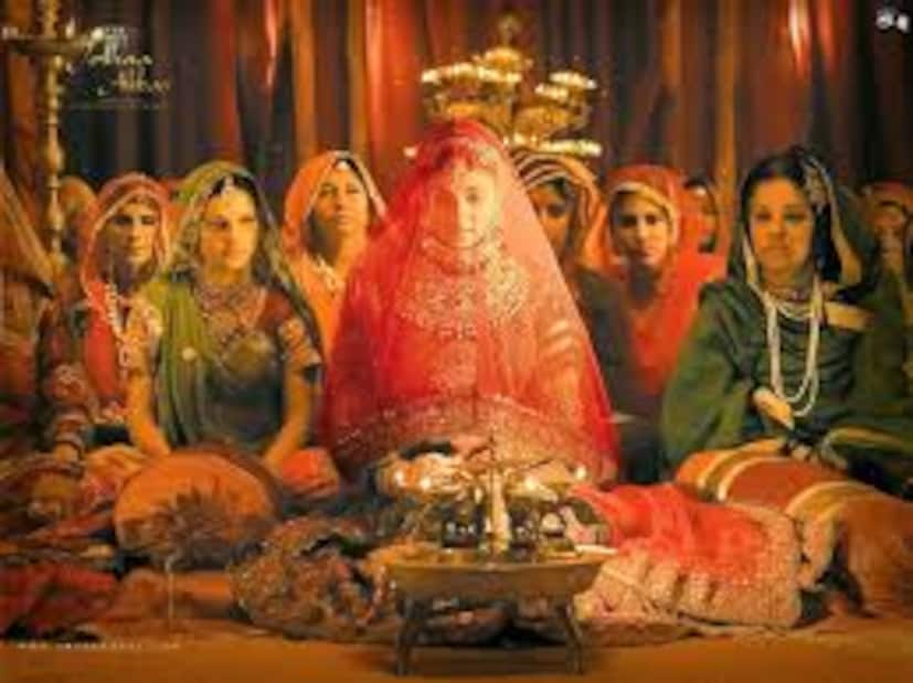  आशुतोष गोवारीकर यांनी सांगितलं की, चित्रपटात एक सीन आहे ज्यात बादशहा अकबर अजमेर दरगाहला जातो. त्यावर रहमान हसत म्हणाले,"मी म्हणालो,'थांब, माझ्याकडे एक गाणं आहे'.
