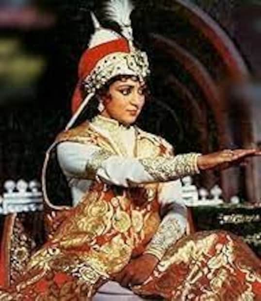  हेमा मालिनी यांच्या 'रजिया सुलतान' या चित्रपटाची निर्मिती 10 कोटी रुपयांच्या बजेटमध्ये करण्यात आली होती. पण बॉक्स ऑफिसवर या चित्रपटाने फक्त 2 कोटी रुपये कमावले.