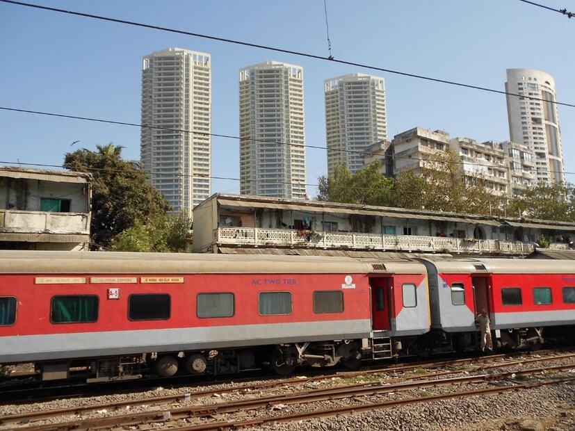 मिडल बर्थवर झोपण्यासाठी वेळेचा ठरलेला नियमभारतीय रेल्वेच्या ‘Commercial Manual Volume I’ च्या कलम क्रमांक 652 नुसार, प्रवाशांना मिडल बर्थ वापरण्याची परवानगी फक्त रात्री 10 ते सकाळी 6 या वेळेतच आहे. सकाळी 6 नंतर मिडल बर्थ वर दुमडून ठेवणं आवश्यक असतं, जेणेकरून खालील बर्थवरील प्रवाशांना बसण्यासाठी जागा मिळू शकेल.