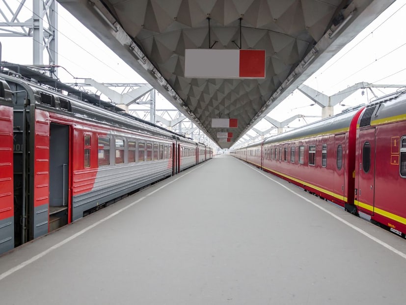 प्रवाशांनी लक्षात ठेवावेत असे काही महत्त्वाचे नियमसहप्रवाशांसोबत आसन शेअर करणे: सकाळी 6 ते रात्री 10 या वेळेत खालची सीट सर्वांना बसण्याकरिता असते. त्यामुळे ती सीट खालच्या सीटवरील व्यक्तीला मिडल आणि अपरबर्थ वरील व्यक्तीसोबत शेअर करु शकतो.