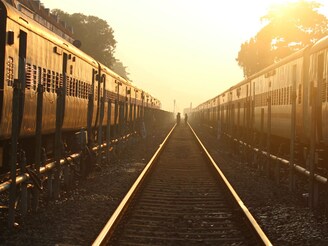 भारतीय रेल्वेचा राजा आहे ही ट्रेन; रुळांवर आली की सगळ्या रेल्वे बाजूला होतात