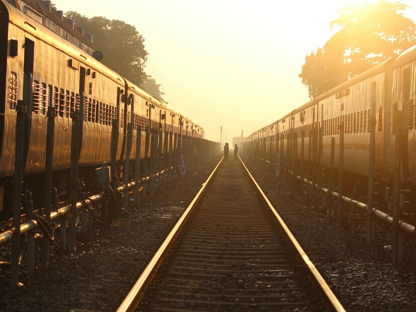 हा नियम का करण्यात आला?रेल्वेला अनेक वेळा खालील बर्थवरील प्रवाशांकडून तक्रारी मिळत होत्या की, मधली बर्थ दिवसभर खाली असल्याने बसायला होत नाही किंवा जागा मिळत नाही. त्यामुळे 2017 मध्ये भारतीय रेल्वेने झोपेची परवानगी असलेला वेळ रात्री 10 ते सकाळी 6  निश्चित केला. पूर्वी हा वेळ 9 तासांचा होता.