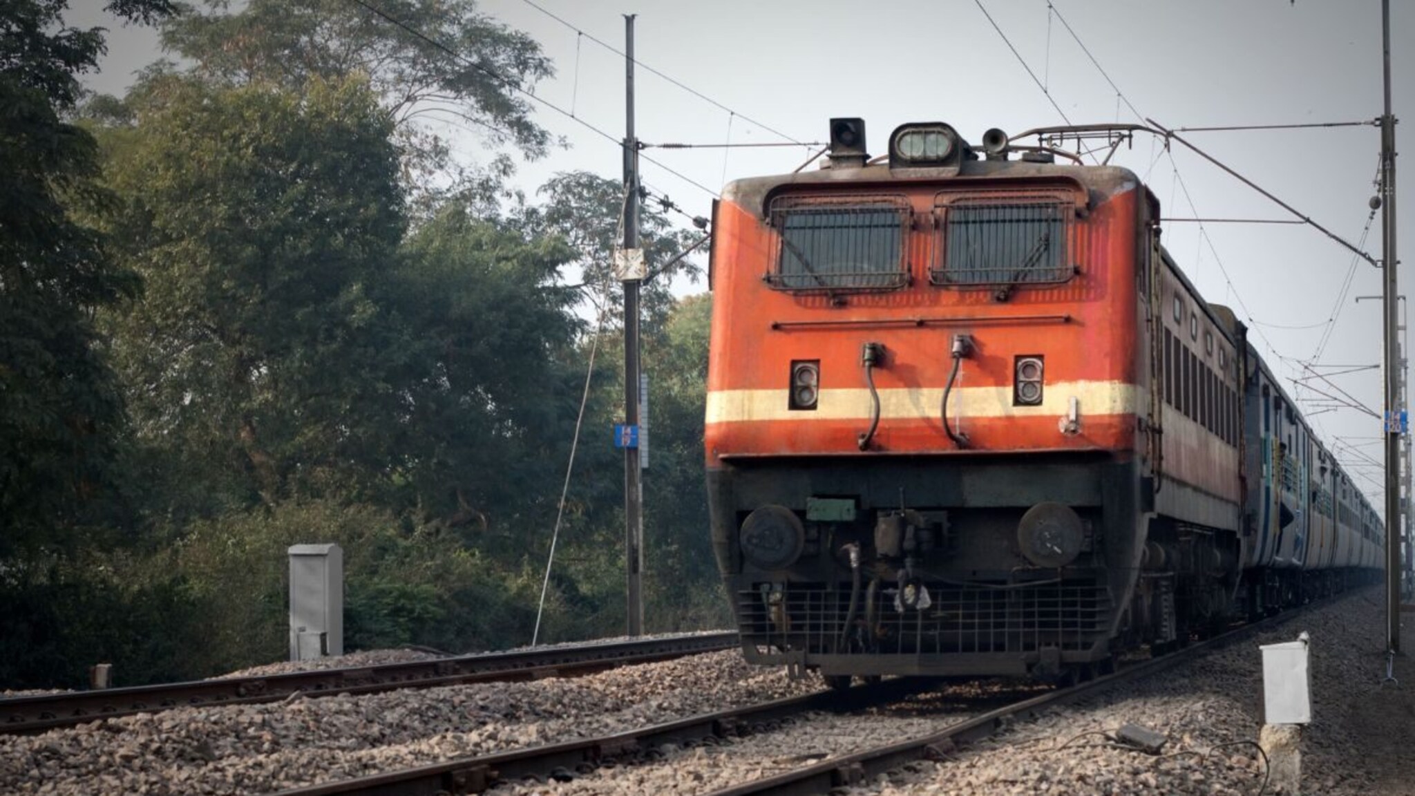 Indian Railway : मिडल बर्थ सीटचा नियम काय? ट्रेनने नेहमी प्रवास करतात पण अनेकांना 'हे' माहितच नाही