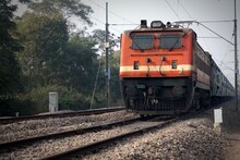 Indian Railway : मिडल बर्थ सीटचा नियम काय? ट्रेनने नेहमी प्रवास करतात पण अनेकांना 'हे' माहितच नाही