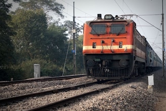 मिडल बर्थ सीटचा नियम काय? ट्रेनने नेहमी प्रवास करतात पण अनेकांना 'हे' माहित नाही
