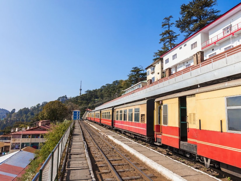 मिडल बर्थ वर करणे अनिवार्य आहे का?सकाळी 6 नंतर मिडल बर्थ वर उचलणे अनिवार्य आहे. जर एखादा प्रवासी ते करण्यास नकार देत असेल, तर खालच्या बर्थवरील प्रवाशी TTE कडे तक्रार करू शकतात किंवा रेल मदत (Rail Madad) हेल्पलाइन 139 वर कॉल करू शकतात.