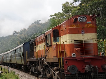 मिडल बर्थ सीटचा नियम काय? ट्रेनने नेहमी प्रवास करतात पण अनेकांना 'हे' माहित नाही मिडल बर्थ सीटचा नियम काय? ट्रेनने नेहमी प्रवास करतात पण अनेकांना 'हे' माहित नाही