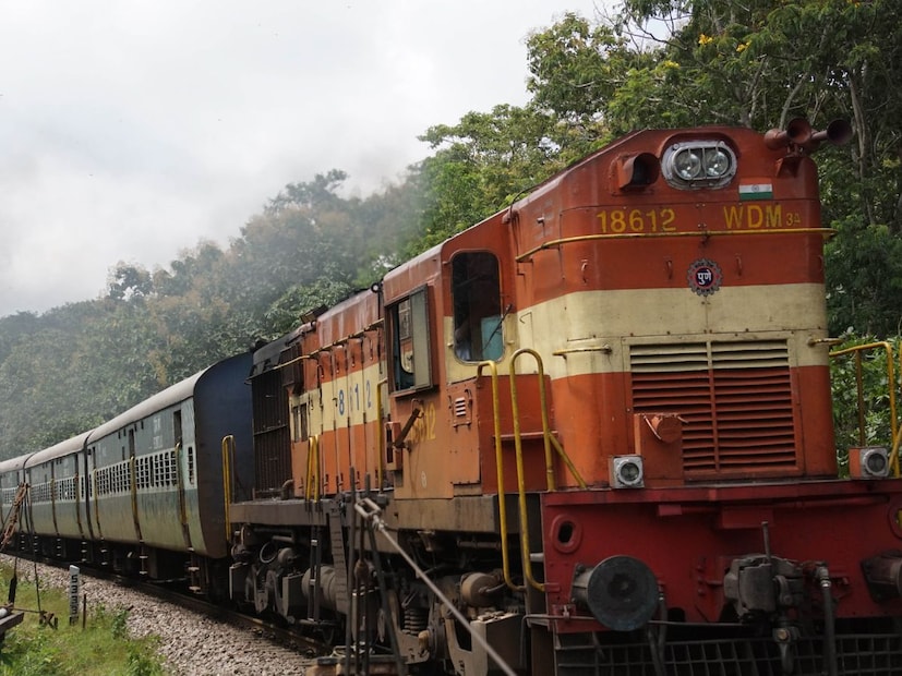 रेल्वेमध्ये प्रवास करणाऱ्या प्रवाशांना कन्फर्म तिकिट असणं गरजेचं आहे तरच तुम्हाला आरक्षित जागा मिळेल. बहुतांश लोक रेल्वेने प्रवास करतात पण त्यांना बरेचसे रेल्वेचे नियम माहित नसतात. अनेकांना तर हे देखील माहित नाही की ट्रेनच्या मिडल बर्थचा देखील वेगळा नियम आहे. रेल्वेमध्ये प्रवास करणाऱ्या प्रवाशांना कन्फर्म तिकिट असणं गरजेचं आहे तरच तुम्हाला आरक्षित जागा मिळेल. बहुतांश लोक रेल्वेने प्रवास करतात पण त्यांना बरेचसे रेल्वेचे नियम माहित नसतात. अनेकांना तर हे देखील माहित नाही की ट्रेनच्या मिडल बर्थचा देखील वेगळा नियम आहे.