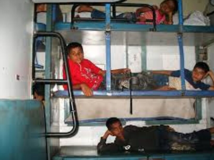 एवढच नाही तर रात्री 10 नंतर ट्रेनमध्ये गोंगाट टाळावा, दिवे बंद ठेवावेत आणि इतर प्रवाशांचा विचार करावा. भारतीय रेल्वेचे उद्दिष्ट सर्व प्रवाशांना सुखद आणि आदरपूर्वक प्रवासाचा अनुभव देणे आहे. त्यामुळे पुढच्या वेळी ट्रेनमध्ये मिडल बर्थ मिळाल्यास, वेळेचा नियम पाळा आणि तुमचंही, इतरांचंही प्रवास सुखद ठेवा.