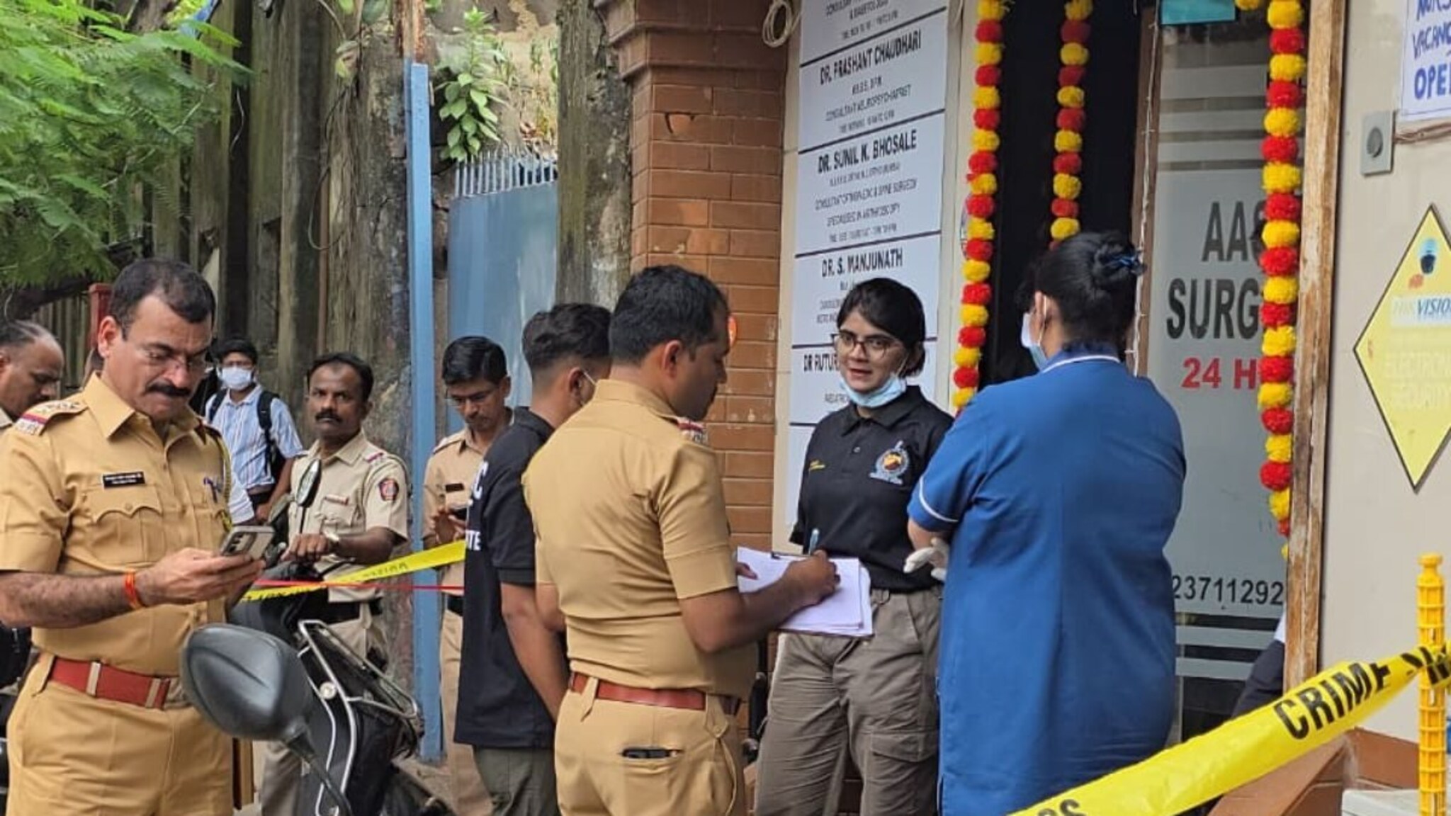 मुंबईत रक्तरंजित थरार! जीव वाचवत पळत होती तरुणी, BF करत राहिला वार, स्वत:चाही गळा चिरला, नक्की काय घडलं?