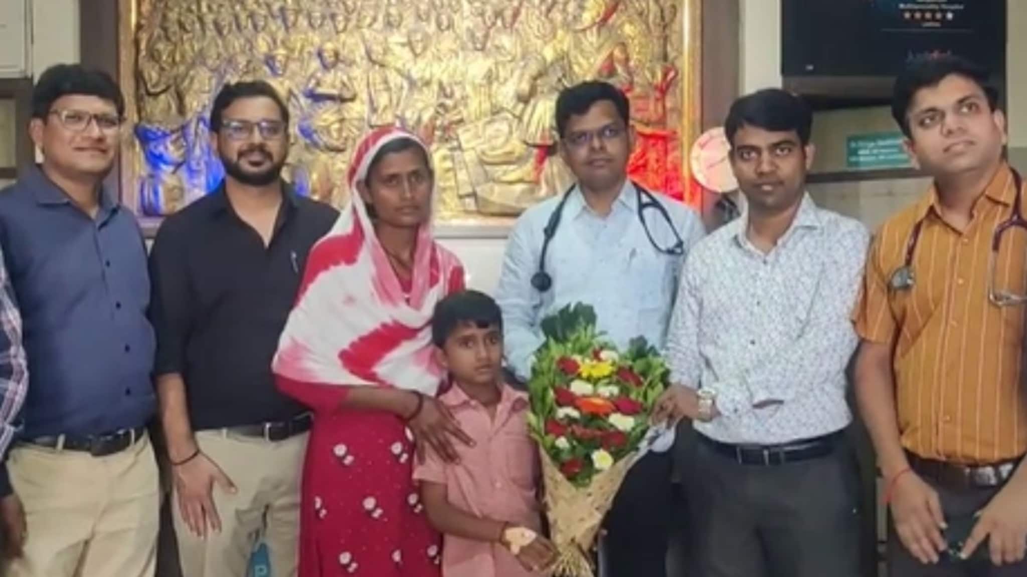 खेळता खेळता पाठीत खिळा घुसला, पोट फाडून किडनीपर्यंत पोहोचला,मग डॉक्टर देवासारखे