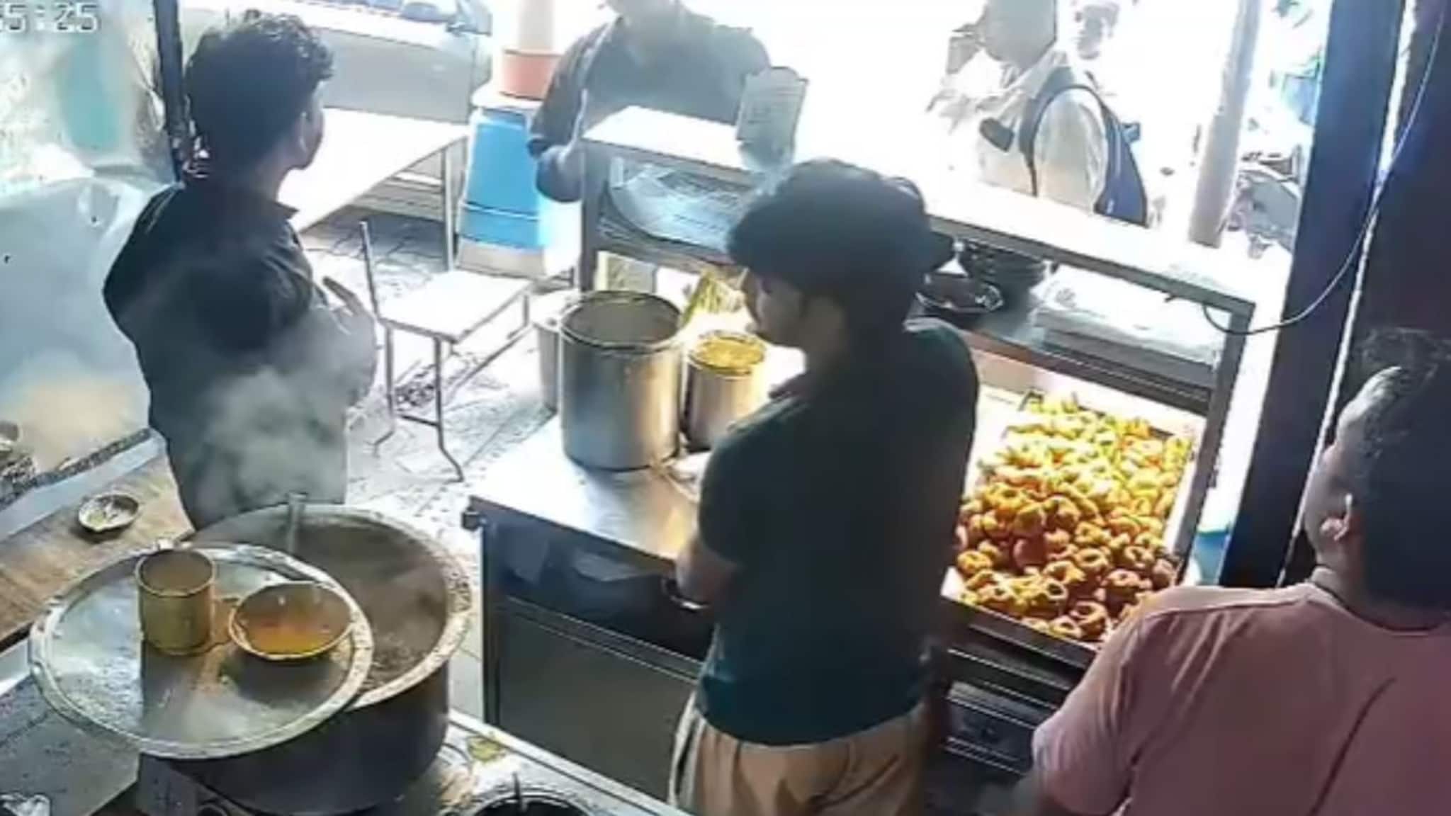 कल्याणमध्ये सराईत गुंडाची हॉटेल चालकाला मारहाण, पाया पडायला लावलं, CCTV VIDEO