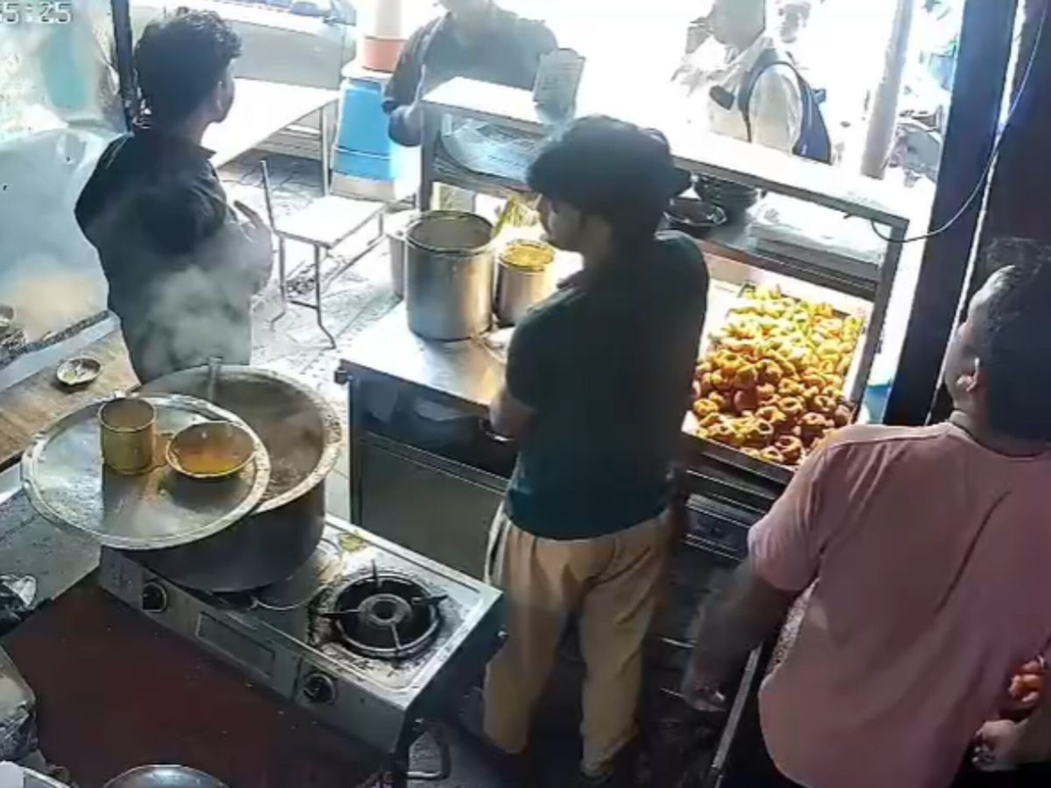 कल्याणमध्ये सराईत गुंडाची हॉटेल चालकाला मारहाण, पाया पडायला लावलं, CCTV VIDEO व्हायरल