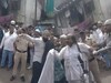 VIDEO : नमाजच्या रांगेत चुकून घुसला... सगळ्यांनी मिळून चाचाला चोपला, पोलिसांसमोर