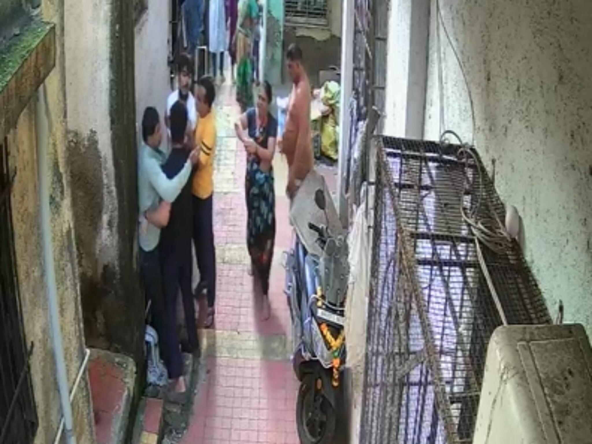 कल्याणमध्ये भावकीत रक्तरंजित राडा, काकाने पुतण्यावर केले वार, थरकाप उडवणारा CCTV VIDEO