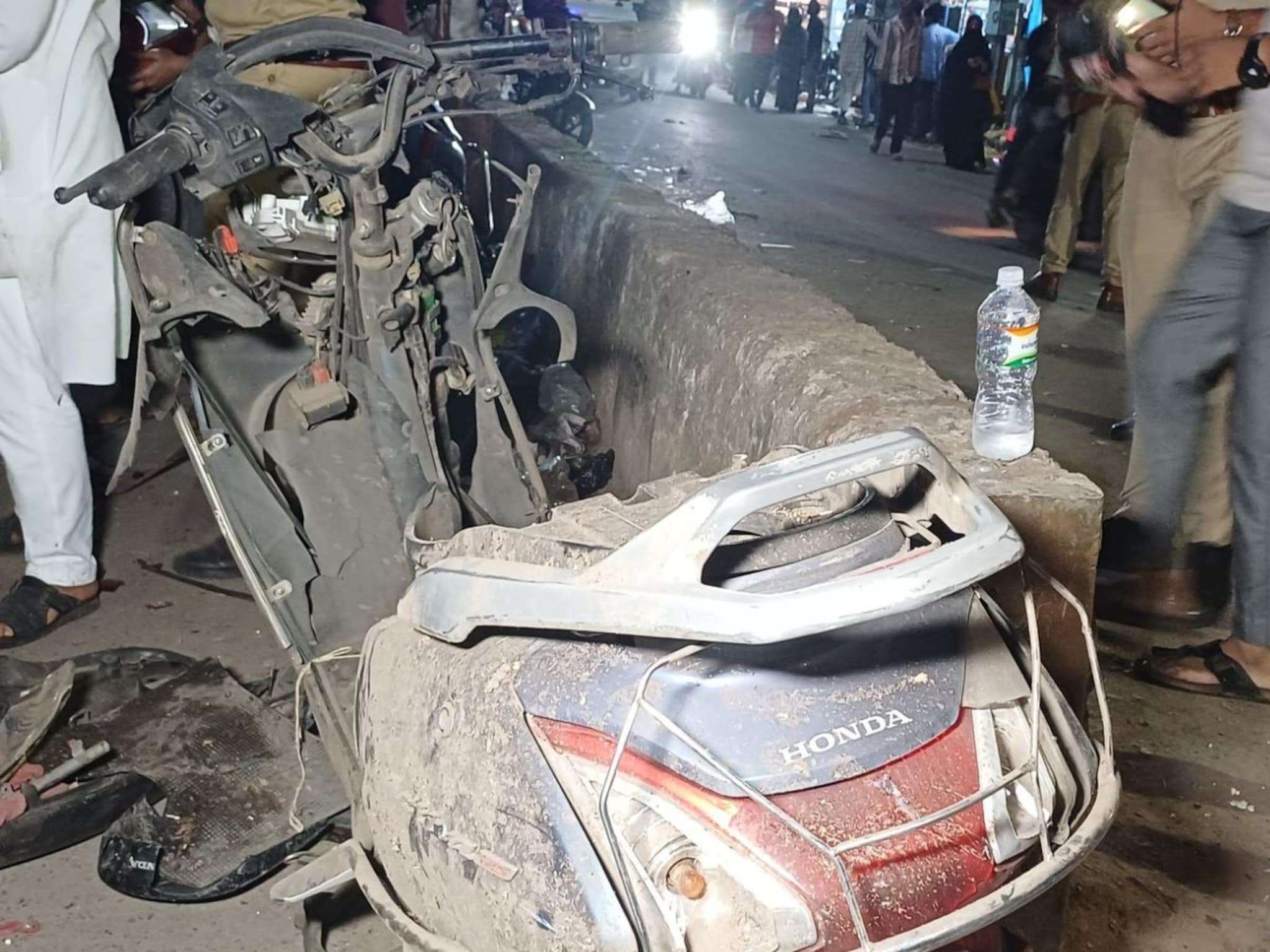 Kanpur Blast : कानपूरमधील स्फोटाने देश हादरला, रस्त्यावरील 2 स्कूटरमध्ये धमाका, 8 जण गंभीर जखमी