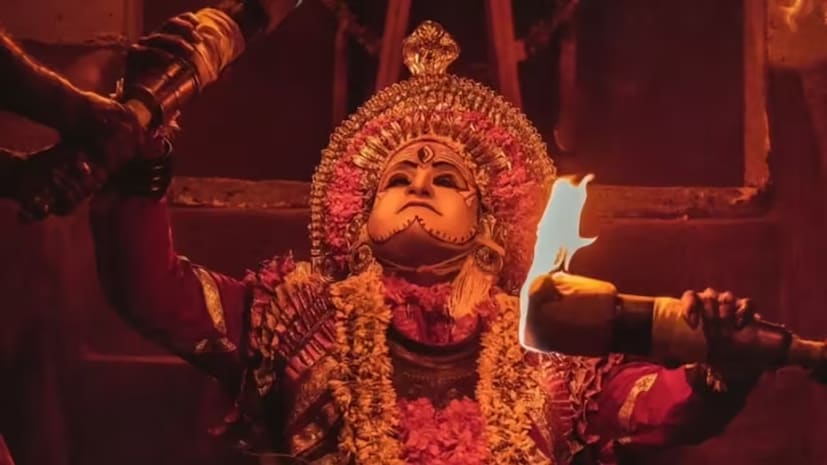 पहिल्या 'कांतारा'ने मिळवलेले यश आणि राष्ट्रीय पुरस्काराचा मान मिळाल्यानंतर आता 'चॅप्टर १' मधून ऋषभ शेट्टी प्रेक्षकांच्या भेटीला आला आहे. या यशाच्या पार्श्वभूमीवर ऋषभ शेट्टीने एका विशेष मुलाखतीत चित्रपट निर्मितीबद्दल आणि चित्रपटात दडलेल्या रहस्यांबद्दल मोठा खुलासा केला आहे.