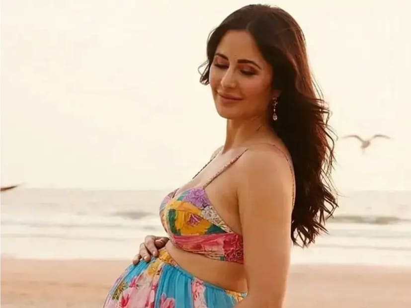 बॉलिवूड अभिनेत्री कतरिना कैफ सध्या आपल्या प्रेग्नंसीमुळे चर्चेत आहे. अशातच प्रेग्नंट कतरिनाचा प्रायव्हेट फोटो सध्या सोशल मीडियावर व्हायरल होत आहे.  बॉलिवूड अभिनेत्री कतरिना कैफ सध्या आपल्या प्रेग्नंसीमुळे चर्चेत आहे. अशातच प्रेग्नंट कतरिनाचा प्रायव्हेट फोटो सध्या सोशल मीडियावर व्हायरल होत आहे.