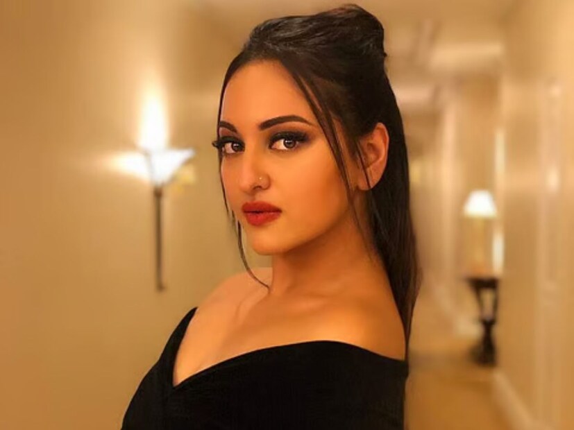  सोनाक्षीने लिहिलं आहे,"एका महिलेचे तिच्या परवानगीशिवाय फोटो काढणं आणि सोशल मीडियावर शेअर करणं तुम्हाला योग्य वाटतं का? तुम्ही एखाद्या गुन्हेगारापेक्षा कमी नाहीत".