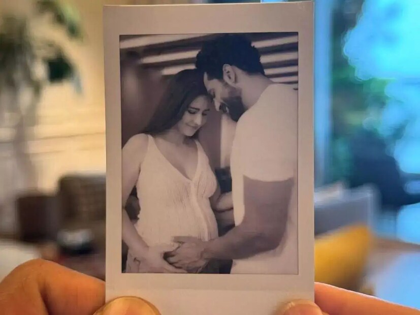  कतरिना कैफ आणि विकी कौशल यांनी या वर्षी सप्टेंबरमध्ये सोशल मीडियावर एक फोटो शेअर करत चाहत्यांना गुडन्यूज दिली होती.