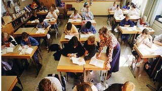 मुलांच्या पुस्तकावर होता QR कोड, पालकांनी स्कॅन केला, नंतरचं दृश्य पाहून डोळ्यासमोर अंधारी!