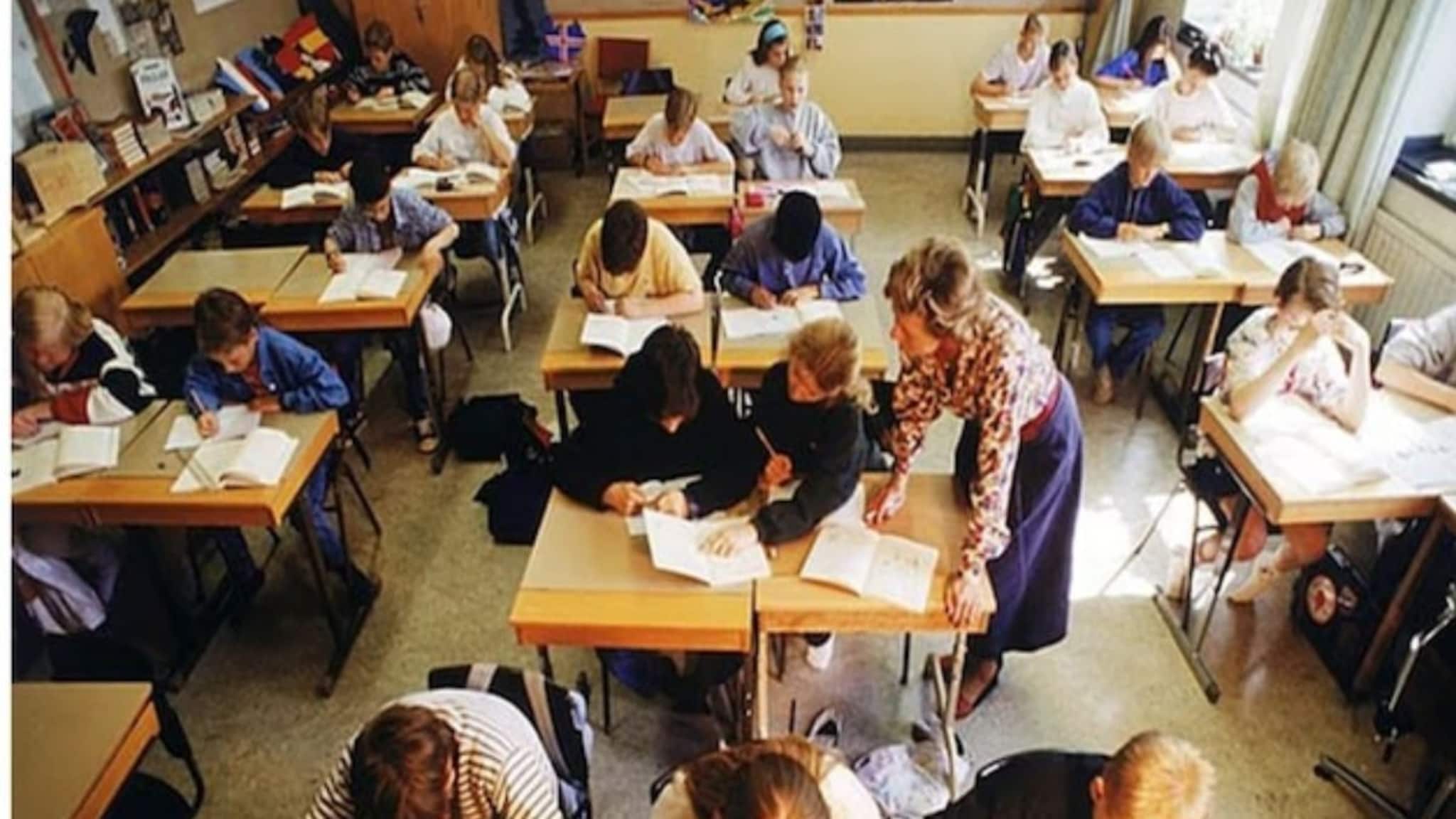 मुलांच्या पुस्तकावर होता QR कोड, पालकांनी स्कॅन केला, नंतरचं दृश्य पाहून डोळ्यासमोर अंधारी!