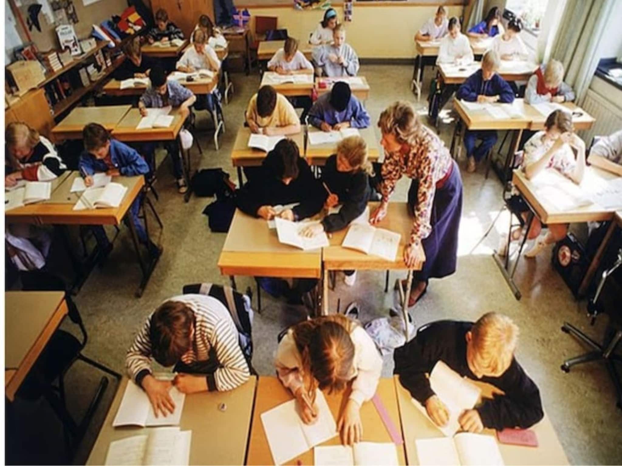 मुलांच्या पुस्तकावर होता QR कोड, पालकांनी स्कॅन केला, नंतरचं दृश्य पाहून डोळ्यासमोर अंधारी!