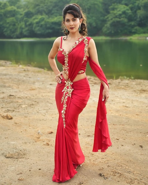  "तुमच्या बायोडेटामध्ये तुमच्याकडे गाडी किती आहे घर किती यापेक्षा तुम्ही काम किती केलीत ते बायोडेटामध्ये असू देत ती माझी श्रीमंती आहे. माझा फोकस पैसा कधीच नव्हता. काम करतोय म्हणजे पैसा आलाच."