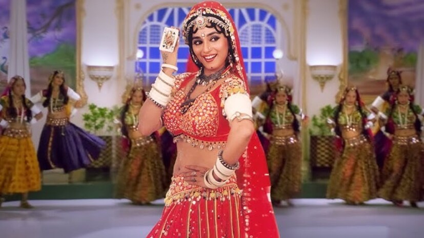 अलका याज्ञिक आणि इला अरुण यांनी गायलेले हे गाणे 'चोली के पीछे क्या है' प्रचंड लोकप्रिय झाले, पण त्याच्या गीतावरून लोकांना प्रचंड आक्षेप होता.