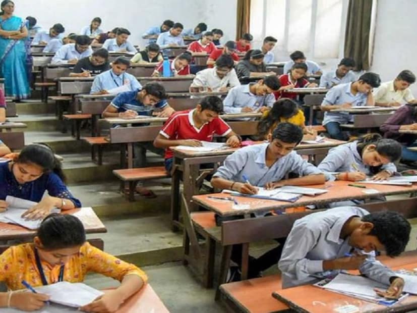  बारावीची परीक्षा 10 फेब्रुवारी ते 18 मार्च या काळात तर, दहावीची परीक्षा 20 फेब्रुवारी ते 18 मार्च या काळात घेतली जाणार असल्याची माहिती महाराष्ट्र राज्य माध्यमिक व उच्च माध्यमिक मंडळातर्फे प्रसिद्धीपत्रक जारी करुन माहिती देण्यात आली आहे.