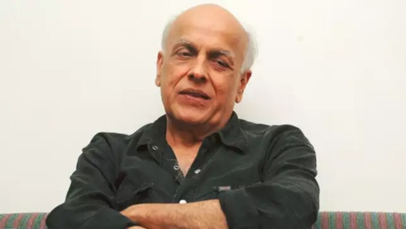 अरुण देसाईने त्यांना वाराणसीच्या मार्गाने जायला सांगितले, कारण तिथे त्याचे गुरूजी राहत होते. महेश भट्ट म्हणाले, “तो तांत्रिक होता, एक तरुण माणूस, जो हातात रमची बाटली घेऊन नाचत असायचा.” तांत्रिकाला लगेच कळलं की महेश भट्टांचा त्याच्या तांत्रिक शक्तींवर विश्वास नाही.