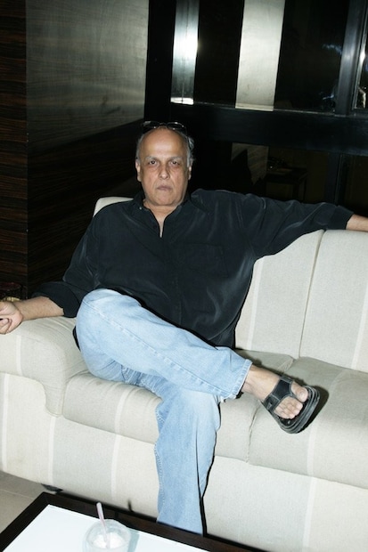 पूजाला वडिलांचा तो आवाज ऐकून लगेच उठून दरवाजा उघडावासा वाटला होता. पण तिच्या आईने तिला थांबवले. आई म्हणाली की, महेश भट्ट रोज दारू पिऊन येतात, हे योग्य नाही. त्यांना धडा शिकवणे आवश्यक आहे.