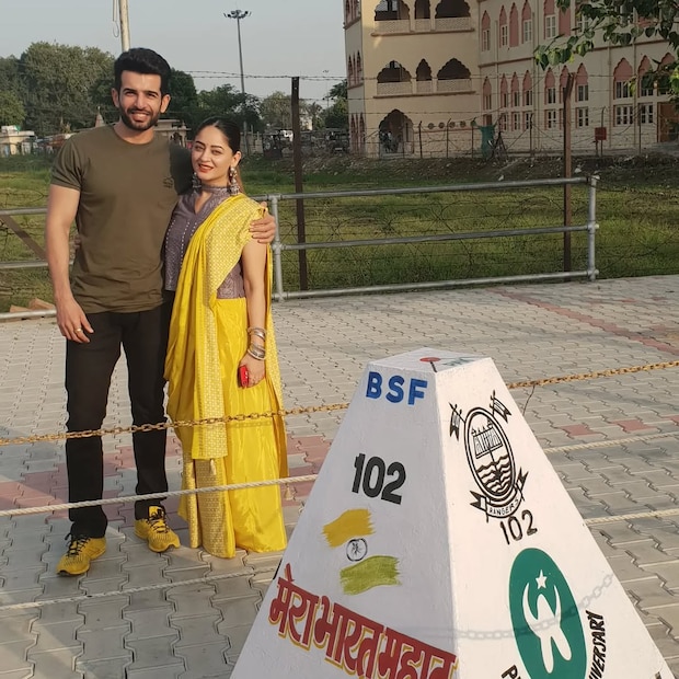 माही विज आणि जय भानुशाली यांच्या नात्यात काहीतरी गडबड सुरू असल्याच्या चर्चा बऱ्याच दिवसांपासून सुरू होत्या. याचदरम्यान, एका इन्स्टाग्राम पेजने त्यांच्या घटस्फोटाची बातमी शेअर केली, ज्यामुळे खळबळ उडाली.