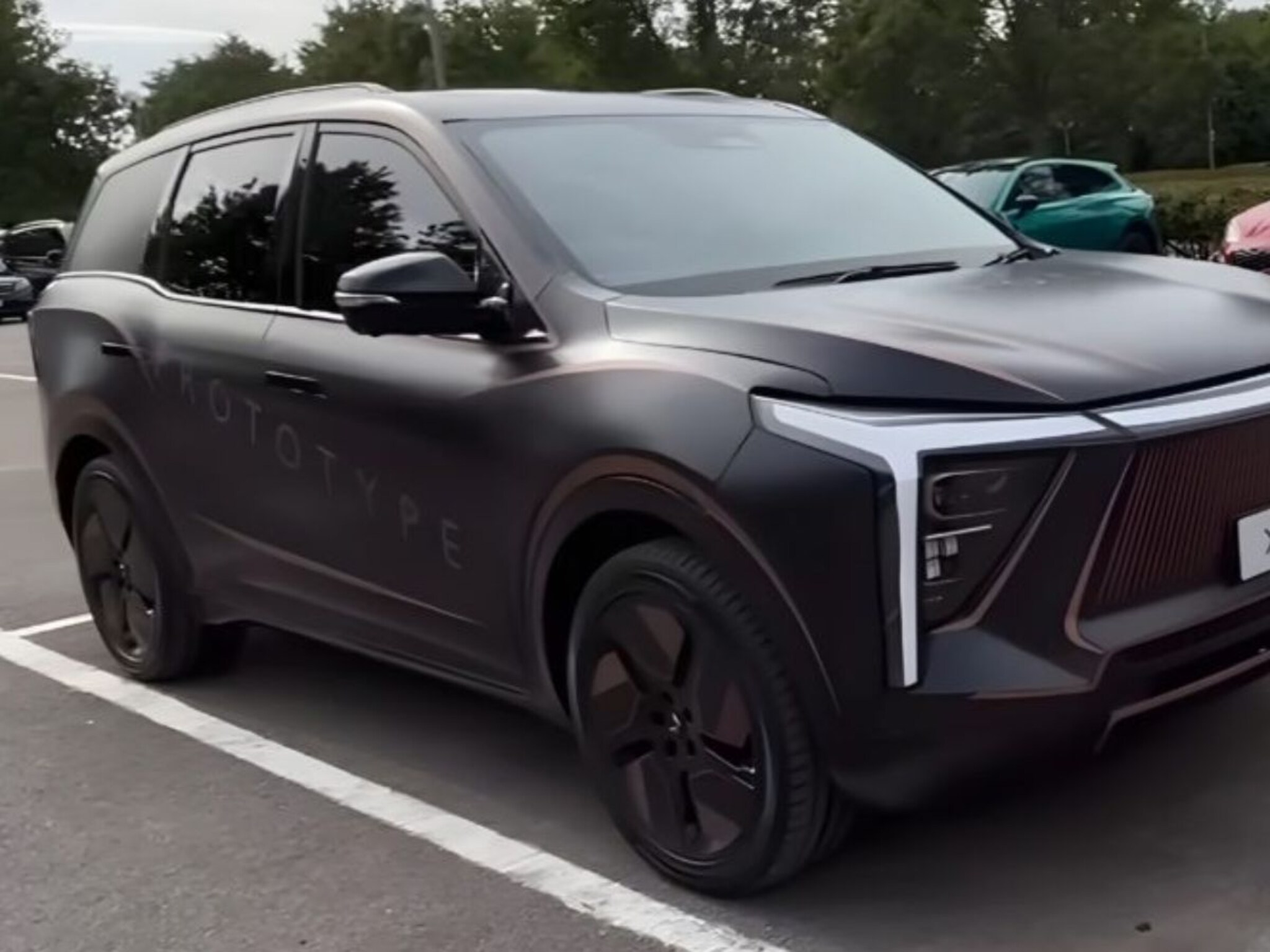 Mahindra करणार लवकरच मोठा धमाका, आणतेय फॅमिलीसाठी खास 7 सीटर SUV