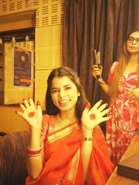 मैथिलीला इन्स्टाग्रामवर 6.3 मिलियन लोक फॉलो करतात. तर युट्यूबवर तिचे 5.12 मिलियन सब्सक्राइबर्स आहेत. News18 च्या माहितीनुसार, मैथिली एका शोसाठी 5,00,000 ते 7,00,000 फी घेते.