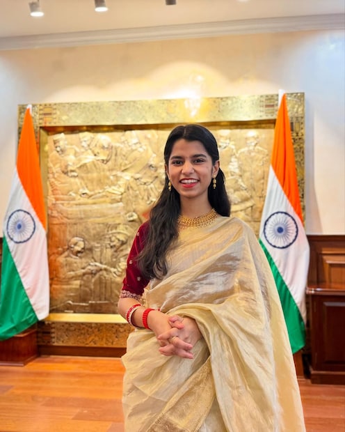 मैथिलीचा जन्म बेनीपट्टी या बिहारमधील छोट्या गावात झाला. तिच्या वडिलांचे संगीतवर्ग होते. घरची आर्थिक परिस्थिती कमकुवत होती, पण मैथिलीने मेहनतीच्या जोरावर मोठे यश मिळवले.