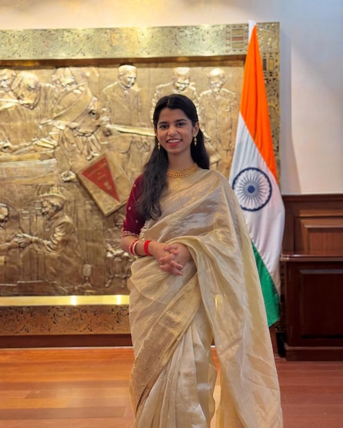 मैथिलीने आपल्या मधुर आवाजाने लोकांना भुरळ घालती आता ती राजकारणात आपलं नशीब आजमवणार आहे. मैथिलीनं 14 ऑक्टोबर रोजी भाजपमध्ये प्रवेश केलाय. मैथिलीला अलीनगर मतदारसंघातून तिकीट मिळण्याची शक्यता आहे. 