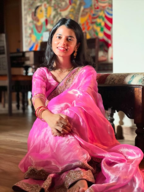 मैथिली अनेक देश विदेशांत गाण्याचे कार्यक्रम करते. देशाचे पंतप्रधान नरेंद्र मोदी हे देखील मैथिलीच्या गाण्याचे चाहते आहेत. मनी नाय भाव अन् देवा मला पाव हे मराठी भजन मैथिलीनं गायलं होतं ज्यामुळे तिला प्रचंड प्रसिद्धी मिळाली.