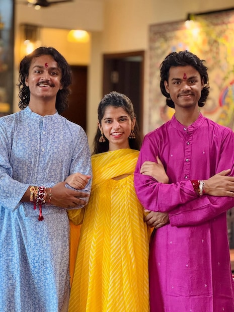आज मैथिली आणि तिचे भाऊ ऋषभ ठाकूर व अयाची ठाकूर यांच्यासह देशभरात भक्तिगीते आणि बिहारची लोकसंस्कृती पोहोचवत आहेत. तिची लोकप्रियता बिहारमध्ये खूप मोठी आहे.