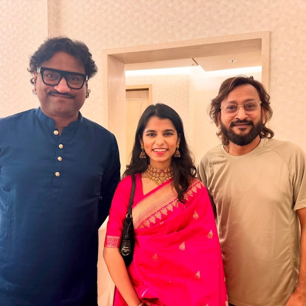 मैथिली ठाकूरने वयाच्या चौथ्या वर्षापासूनच आपल्या आजोबांकडून संगीत शिक्षण घेण्यास सुरुवात केली. तिचे वडील रमेश ठाकूर (जे तिचे गुरुही आहेत) आणि आई भारती ठाकूर यांच्या मार्गदर्शनाखाली तिने दहा वर्षांच्या होईपर्यंत भजन जागरण आणि स्थानिक संगीत महोत्सवांमध्ये आपली कला सादर करण्यास सुरुवात केली होती.