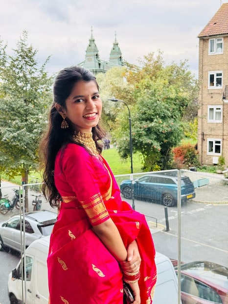 बिहार: आपल्या मधुर आवाजाने कोट्यवधी श्रोत्यांना भुरळ पाडणाऱ्या आणि बिहारच्या लोकसंस्कृतीला गाण्याच्या माध्यमातून नवी ओळख देणाऱ्या प्रसिद्ध लोकगायिका मैथिली ठाकूरने आता राजकारणात अधिकृतपणे प्रवेश केला आहे.