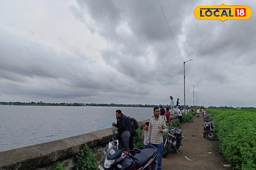 मराठवाड्यातील छत्रपती संभाजीनगर आणि जालना या दोन जिल्ह्यांसाठी आज यलो अलर्ट जारी करण्यात आला आहे. या ठिकाणी ताशी 30 ते 40 किमी वेगाने वारे वाहतील. तसेच विजा आणि ढगांच्या गडगडाटासह हलका ते मध्यम स्वरुपाचा पाऊस होईल. पुढील 24 तासानंतर पावसाचा जोर ओसरण्याची शक्यता आहे. 