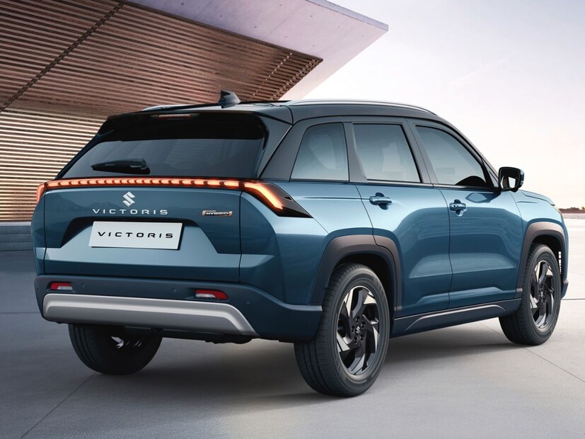 maruti suzuki victoris ही भारतातील सर्वात इंधन-कार्यक्षम कार देखील आहे, जी तिच्या मजबूत हायब्रिड पॉवरट्रेनसह 28.56kmpl (ARAI) चा मायलेज देते. तिचे पेट्रोल माइल्ड हायब्रिड व्हर्जन 21.18kmpl (MT), 21.06kmpl (AT) आणि 19.07kmpl (AT-AWD) चा मायलेज देते. 
