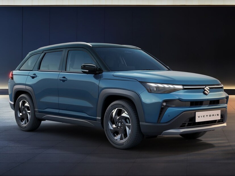 भारतातील सर्वात मोठी कार उत्पादक कंपनी असलेल्या मारुती सुझुकीने अलीकडे maruti suzuki victoris ही एसयूव्ही लाँच करून धमाका केला आहे. सेफ्टीमध्ये ५ स्टार रेटिंग आणि सीएनजीसह हायब्रिडमध्येही एसयूव्ही उपलब्ध आहे. त्यामुळे maruti suzuki victoris विकत घेण्यासाठी लोकांनी उड्या टाकल्या आहे. अवघ्या दोन आठवड्यांमध्ये  २५,००० लोकांनी बुकिंग केलं आहे.  प्रचंड मागणीमुळे १० आठवडे (७० दिवस) वेटिंगवर थांबावं लागणार आहे.