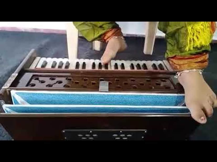 कलेची आवड असल्याने ती हार्मोनियम वाजवायला शिकली. आज उत्तम हार्मोनियम वाजवून ती आपली कलाही सादर करते. पायाने लिहायला शिकली, आई वडिलांना पावला पावलावर अनेक संकटांचा सामना करावा लागला, मात्र माऊलीसाठी जगण्याचा संघर्ष करण्याचा निश्चिय अधिक पक्का होत गेला. 
