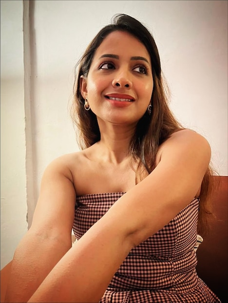  "इतरांसाठी नाही, तू स्वतः राणी आहेस याची आठवण म्हणून ड्रेस घाल" असं म्हणत मयुरीनं फोटो शेअर केलेत.